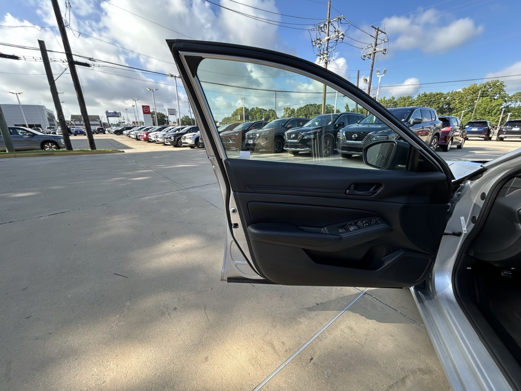 Vehicle image 11 of 21