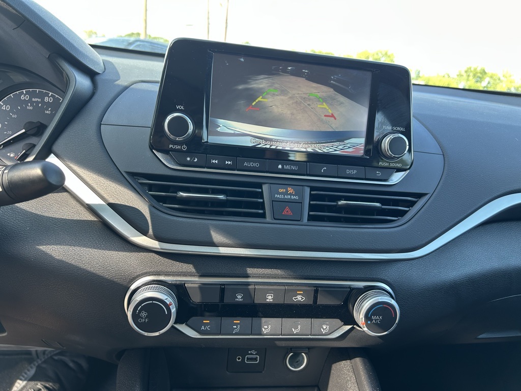 Vehicle image 14 of 21