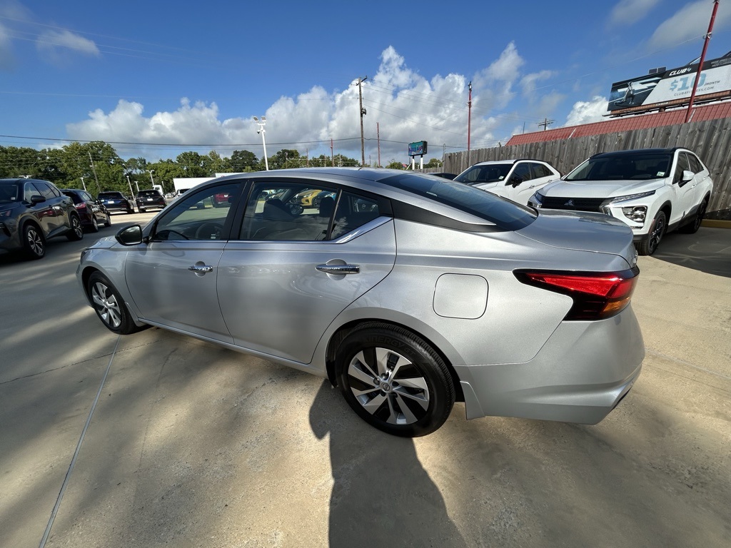 Vehicle image 8 of 21