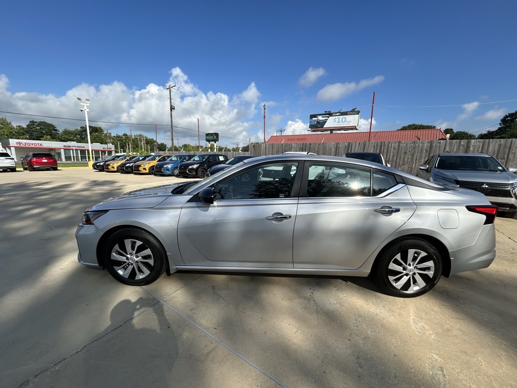 Vehicle image 9 of 21