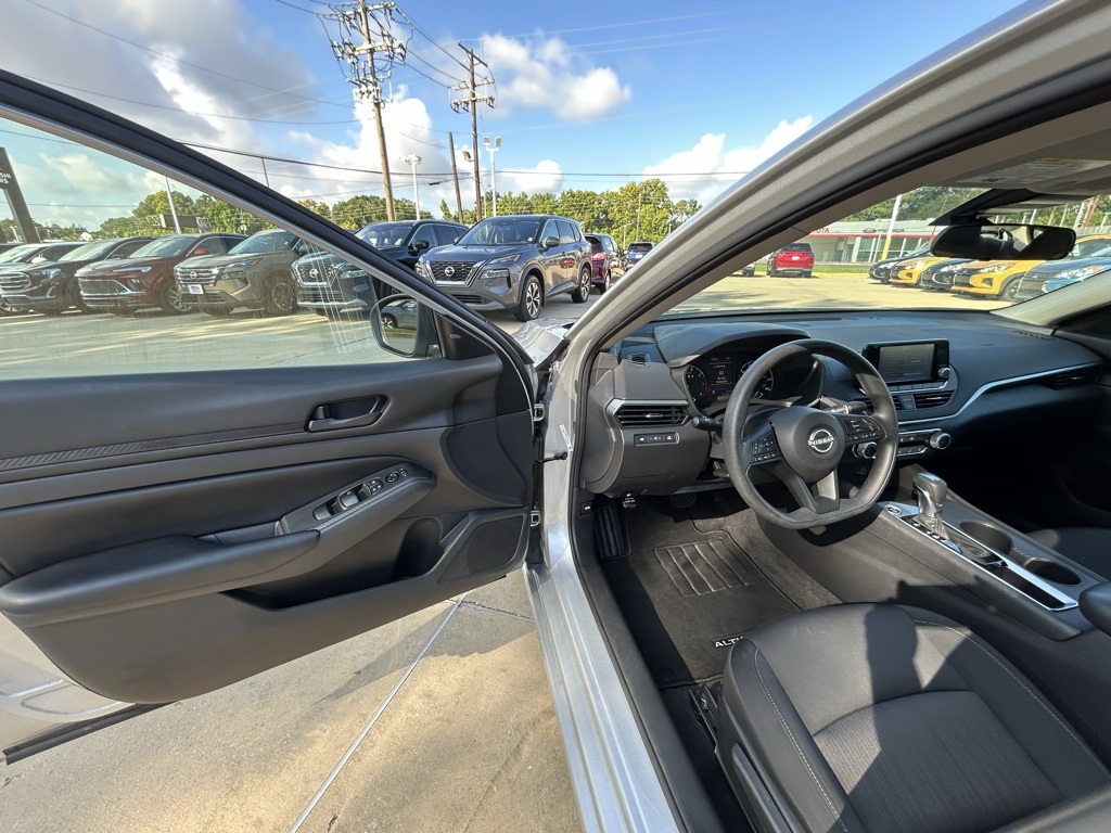Vehicle image 10 of 21