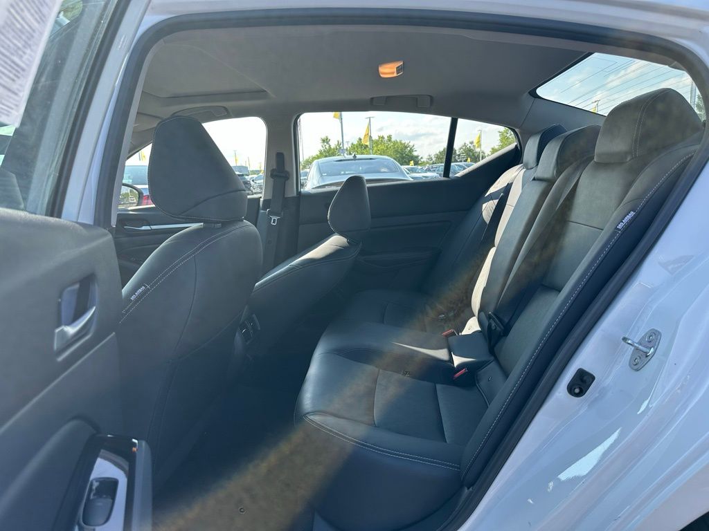 2024 Nissan Altima 2.5 SL Image 10 of 24