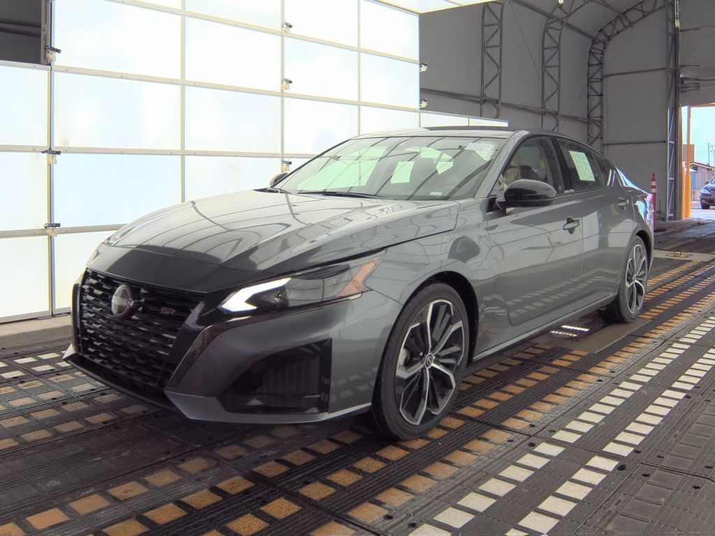 2024 Nissan Altima 2.5 SR Image 2 of 25