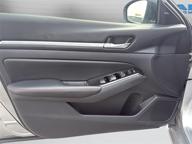 Vehicle image 21 of 30