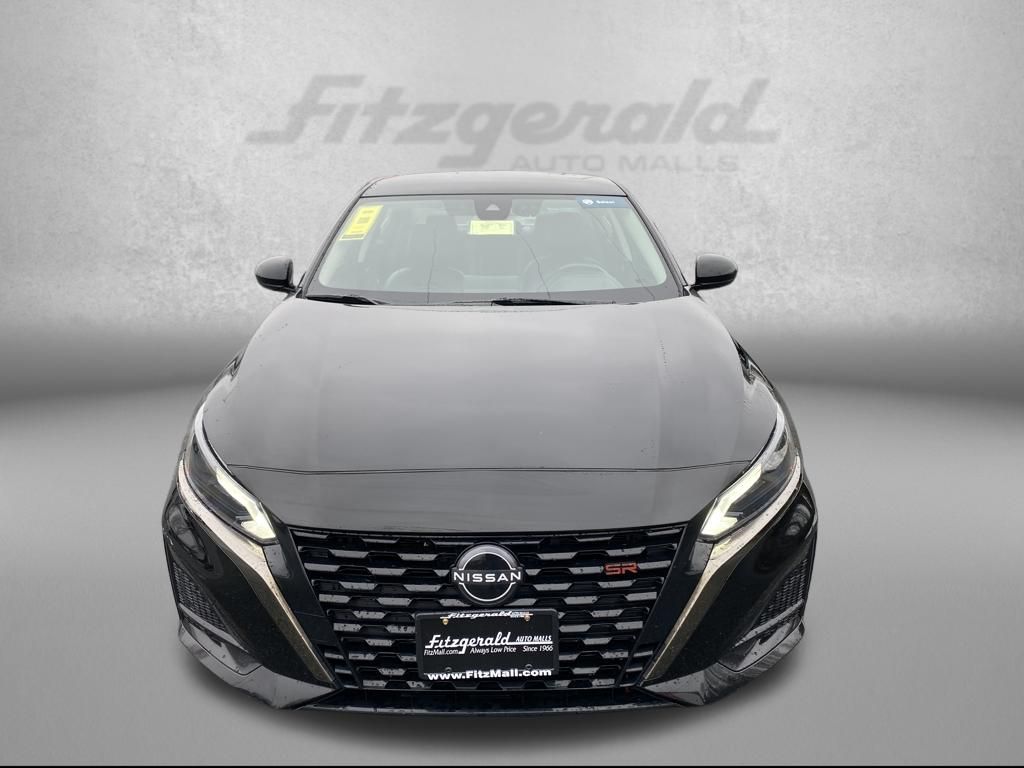 2024 Nissan Altima 2.5 SR Image 2 of 39