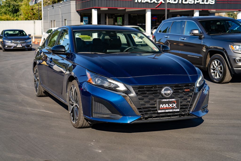 2024 Nissan Altima 2.5 SR Image 2 of 21