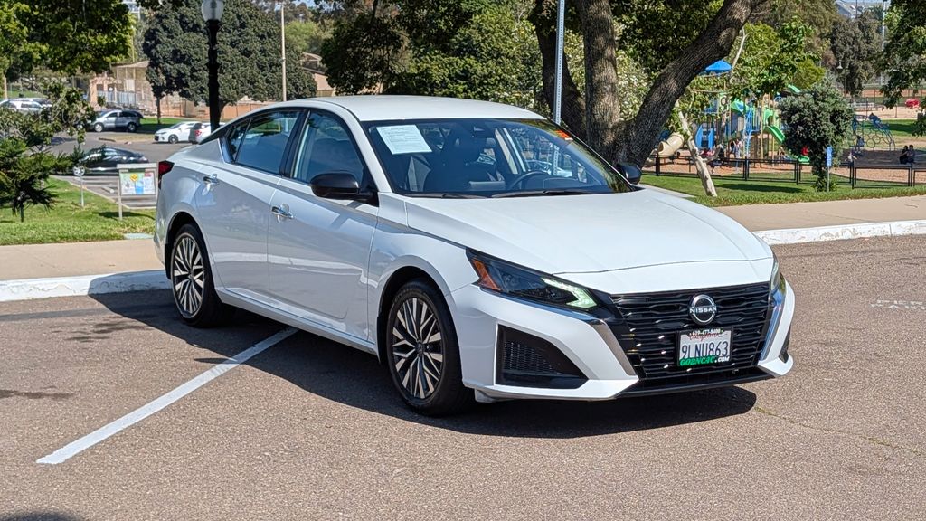 2024 Nissan Altima 2.5 SV Image 3 of 29