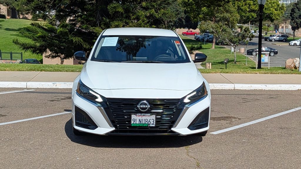 2024 Nissan Altima 2.5 SV Image 2 of 29