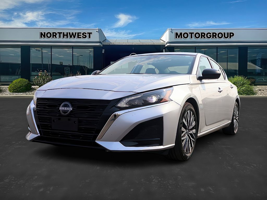 2024 Nissan Altima 2.5 SV Image 2 of 34