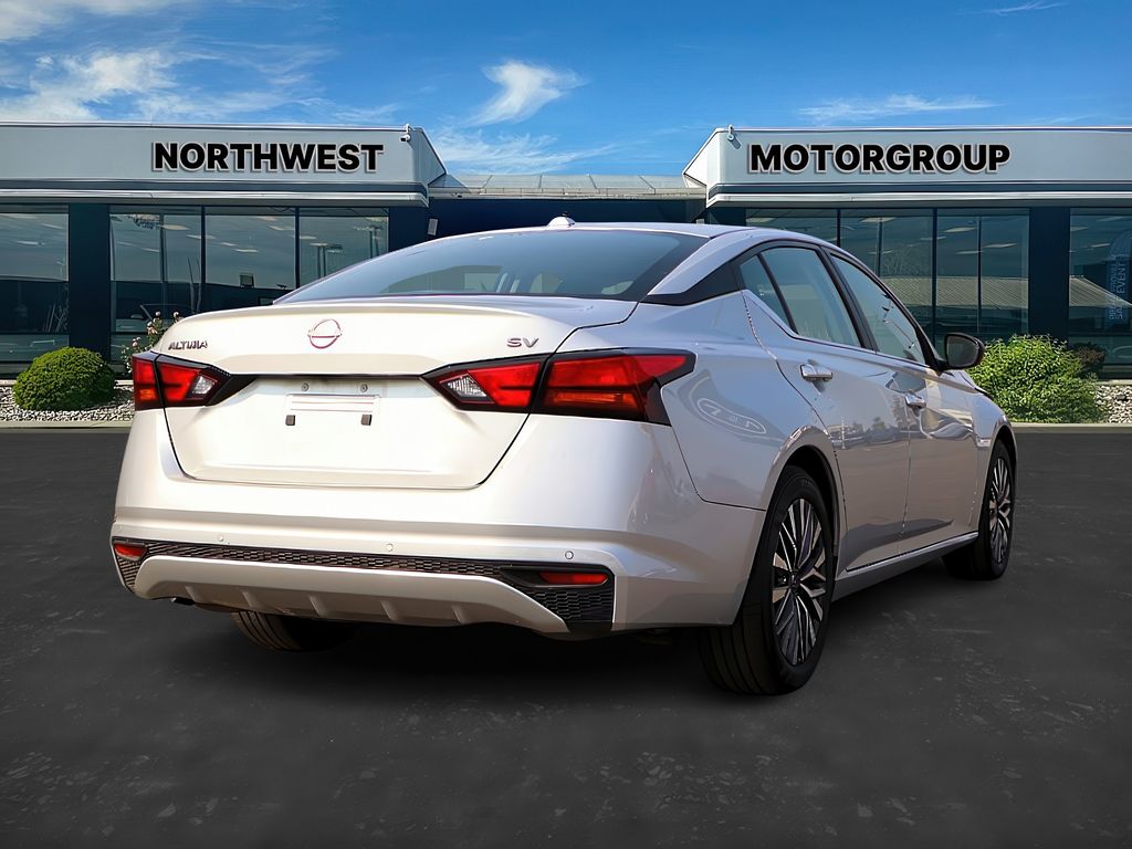 2024 Nissan Altima 2.5 SV Image 7 of 34