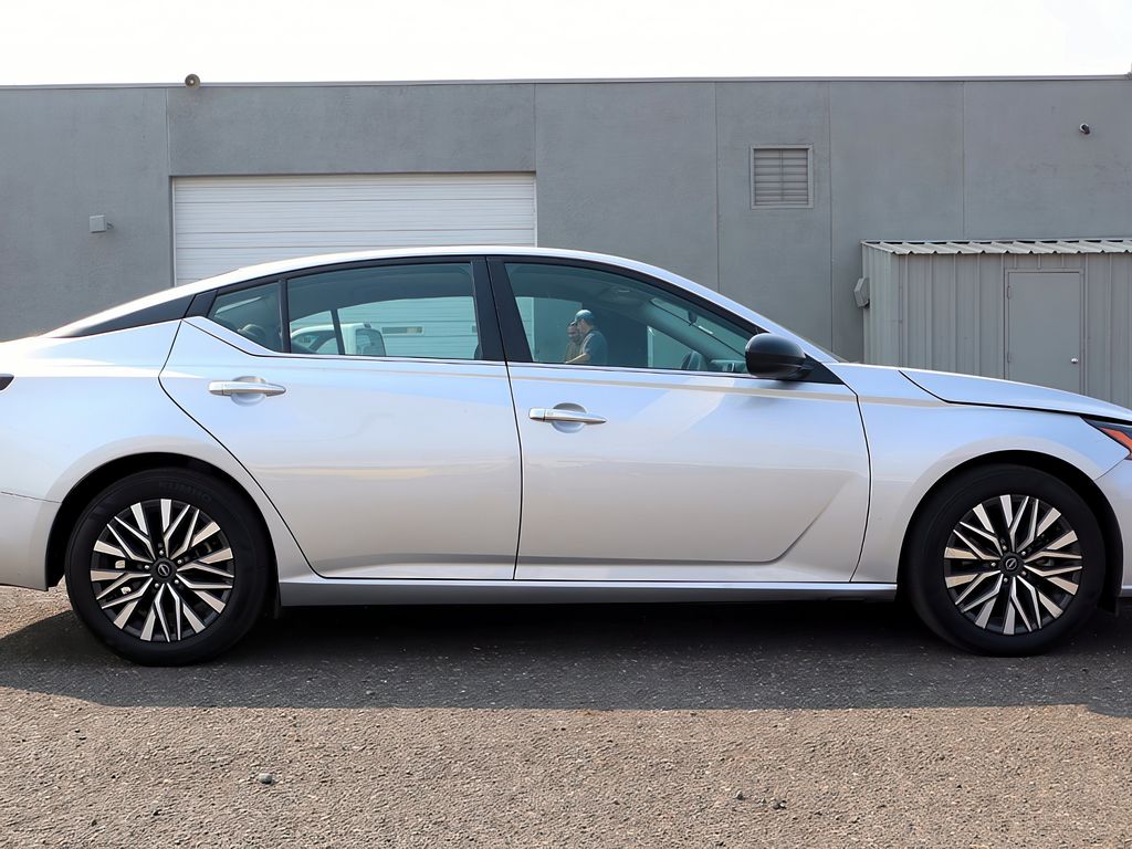 2024 Nissan Altima 2.5 SV Image 6 of 34