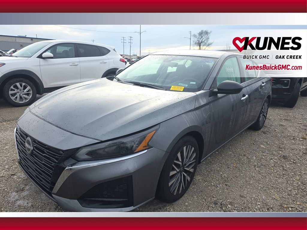 2024 Nissan Altima 2.5 SV Image 2 of 25