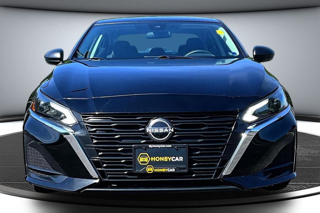 2024 Nissan Altima 2.5 SV Image 2 of 35
