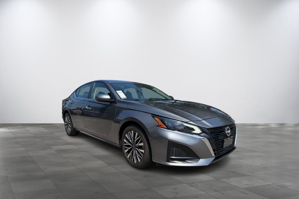 2024 Nissan Altima 2.5 SV Image 3 of 30