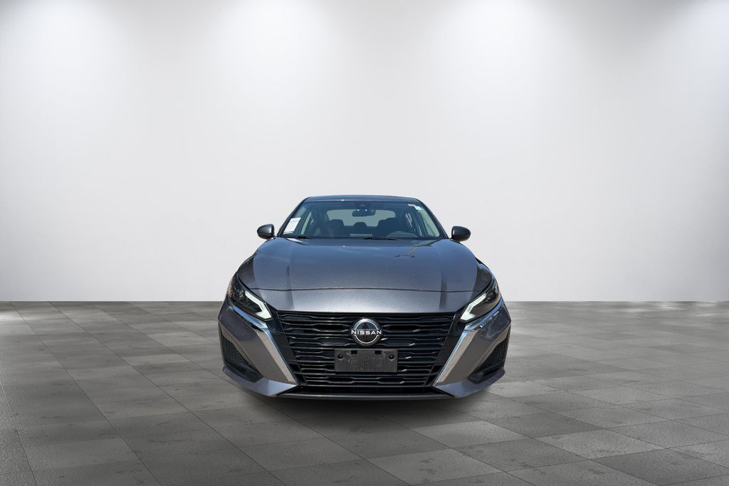 2024 Nissan Altima 2.5 SV Image 2 of 30