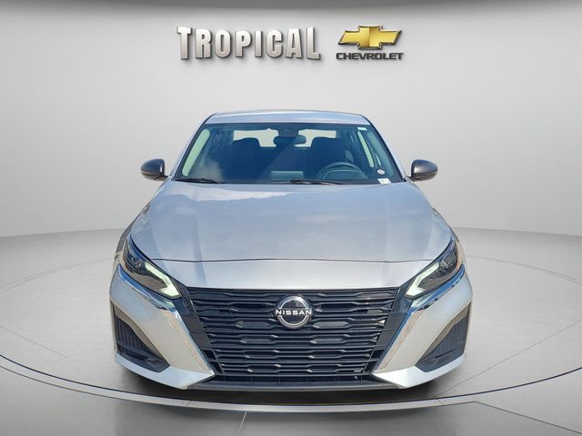 2024 Nissan Altima 2.5 SV Image 2 of 34