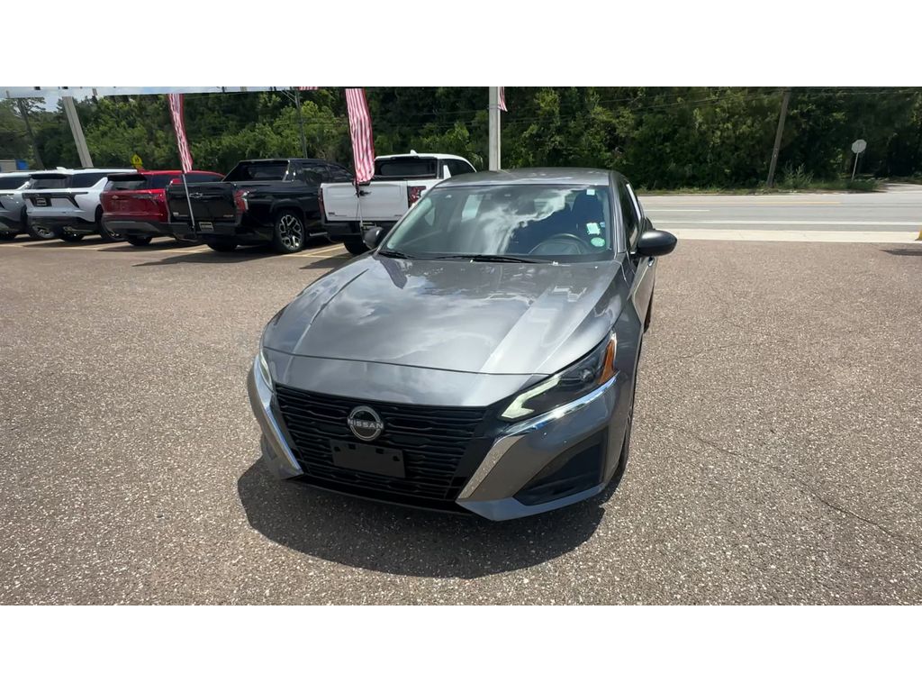 2024 Nissan Altima 2.5 SV Image 3 of 32