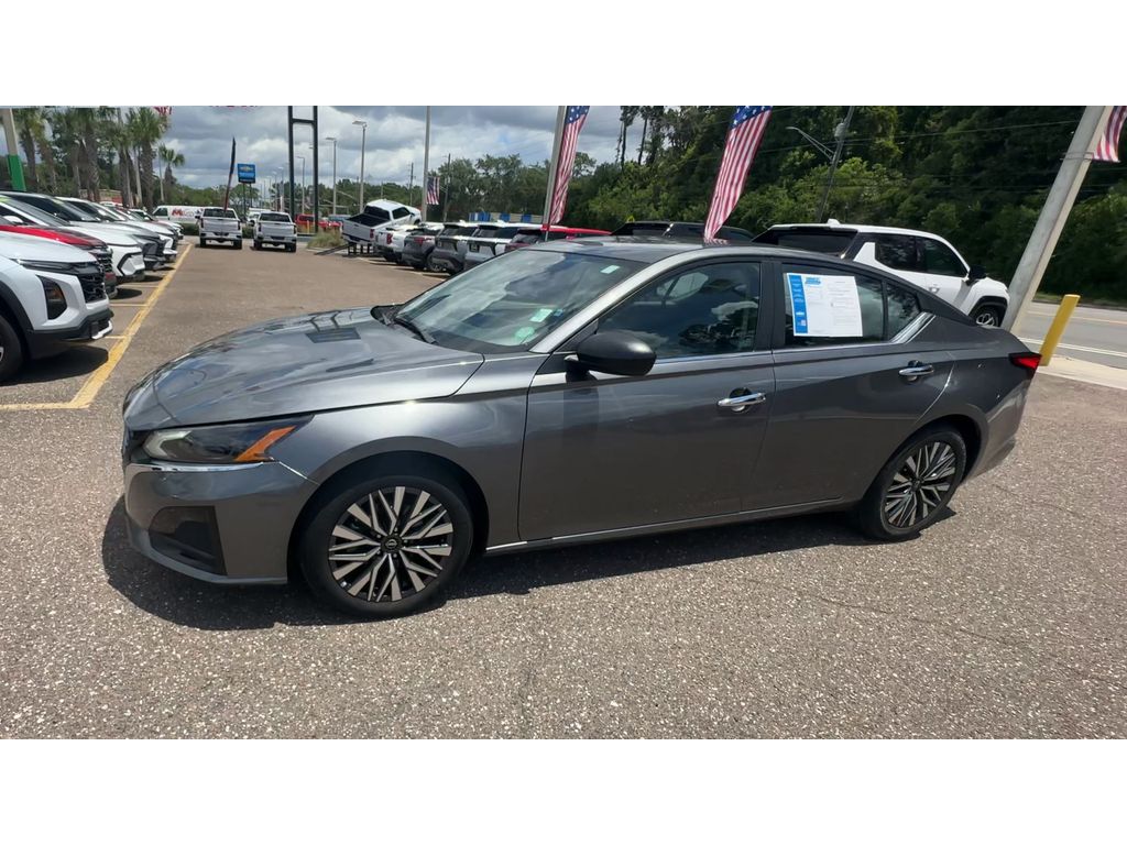 2024 Nissan Altima 2.5 SV Image 2 of 32