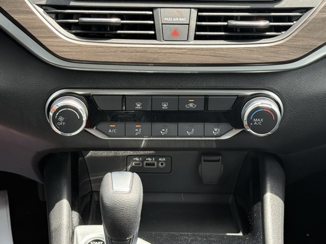 Vehicle image 28 of 35