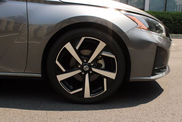 Vehicle image 9 of 41