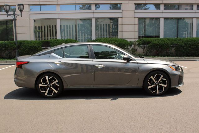Vehicle image 4 of 41