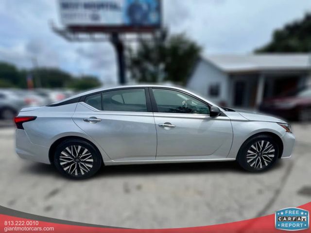 2024 Nissan Altima 2.5 SV Image 2 of 10