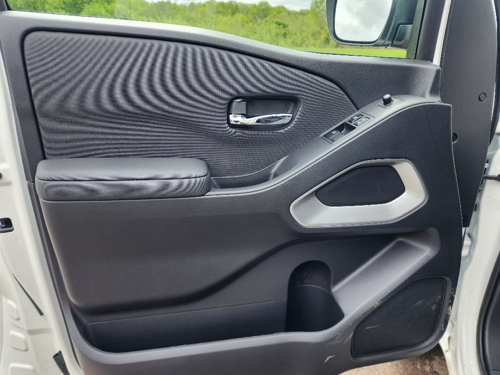 Vehicle image 11 of 24