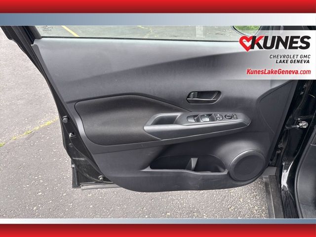 Vehicle image 21 of 33