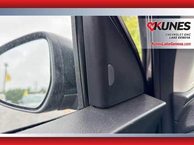 Vehicle image 23 of 33
