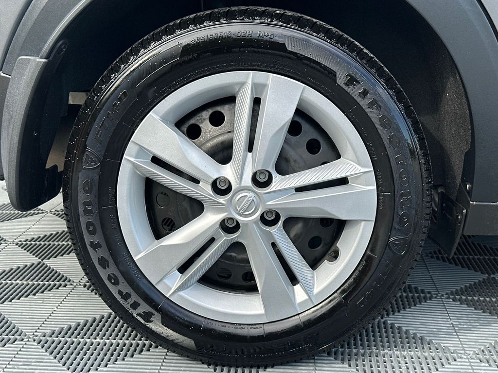 Vehicle image 9 of 38