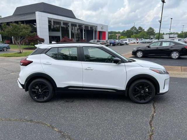 Vehicle image 4 of 21