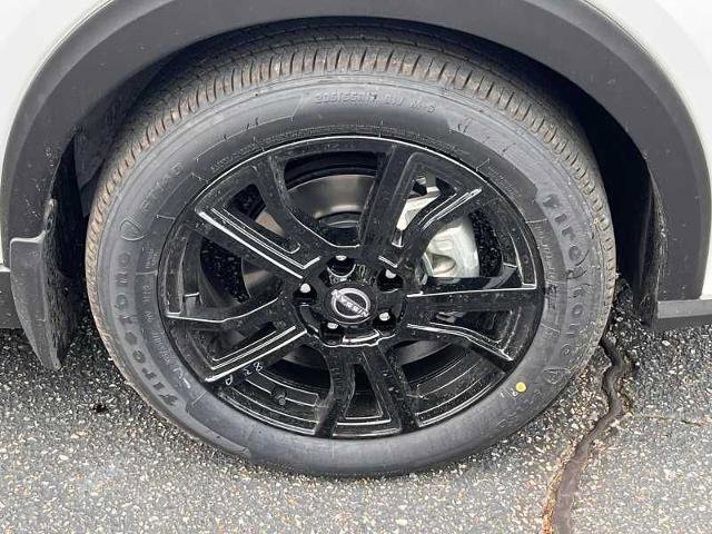 Vehicle image 9 of 21