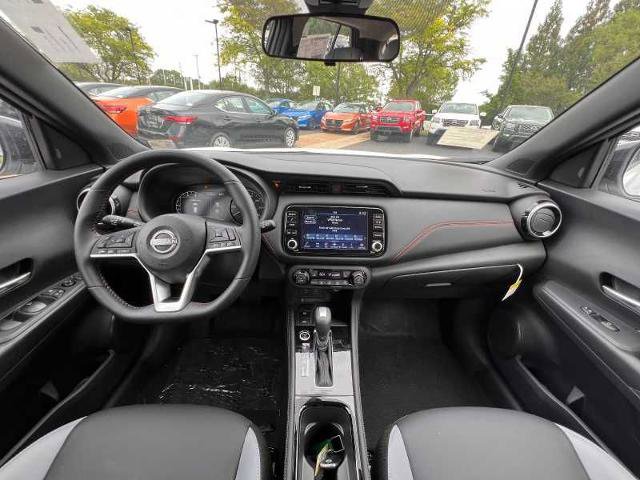 Vehicle image 17 of 21