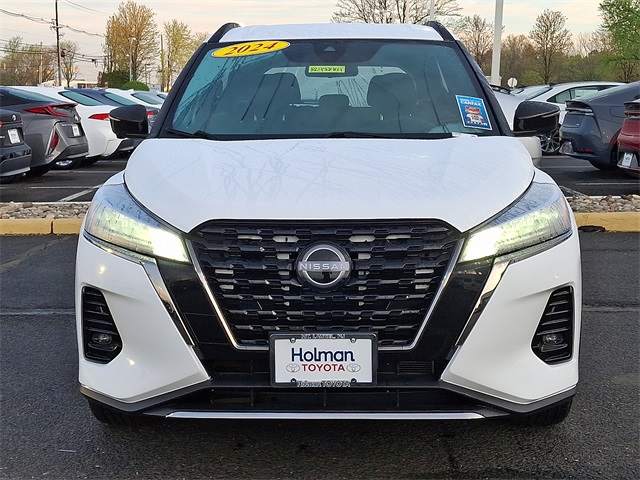 Vehicle image 3 of 32
