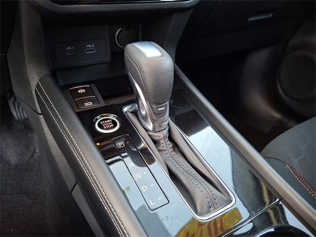 Vehicle image 21 of 32
