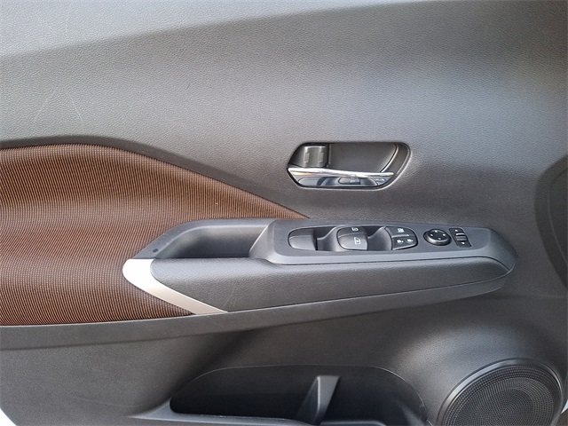 Vehicle image 19 of 32