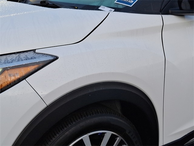 Vehicle image 10 of 32