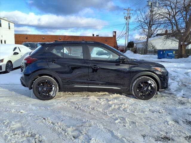 Vehicle image 4 of 32