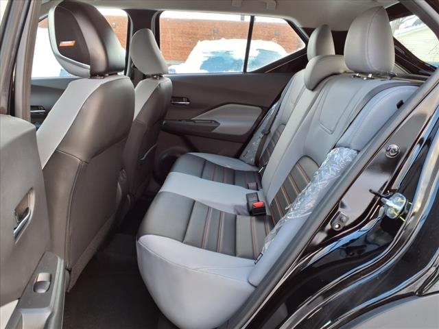 Vehicle image 17 of 32