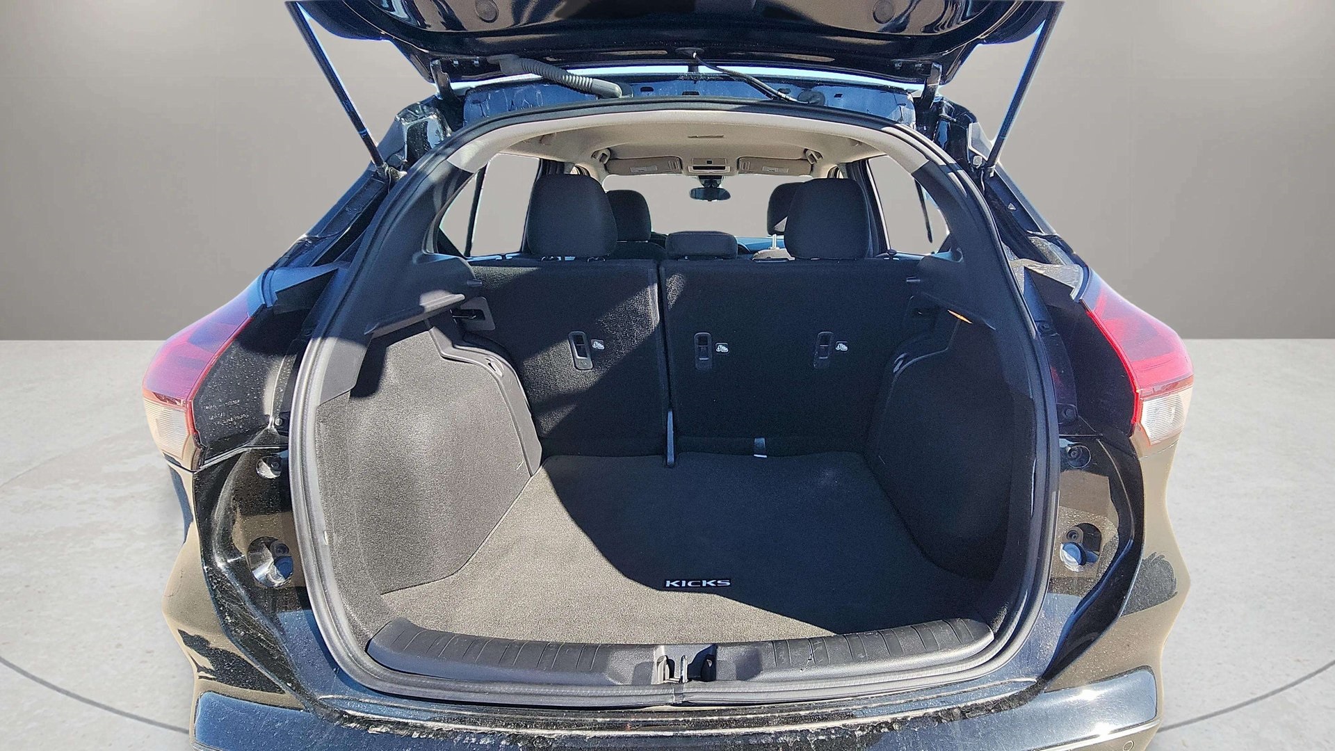 Vehicle image 27 of 28