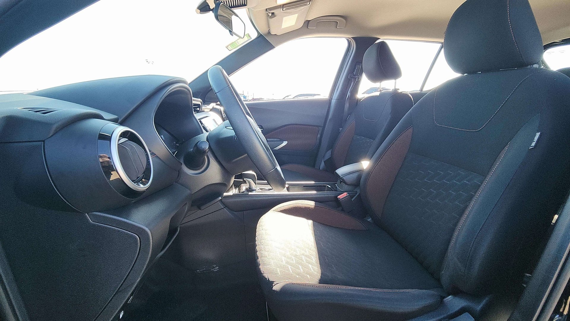Vehicle image 10 of 28