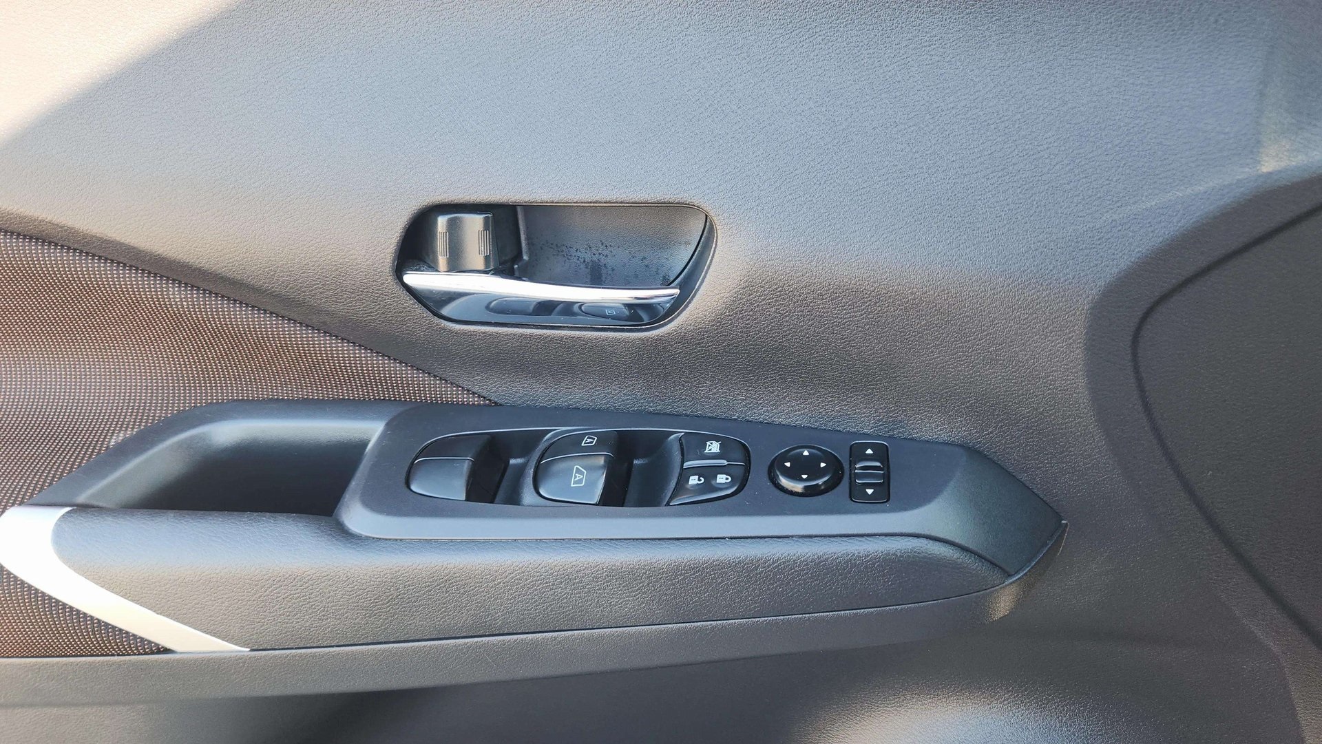 Vehicle image 13 of 28