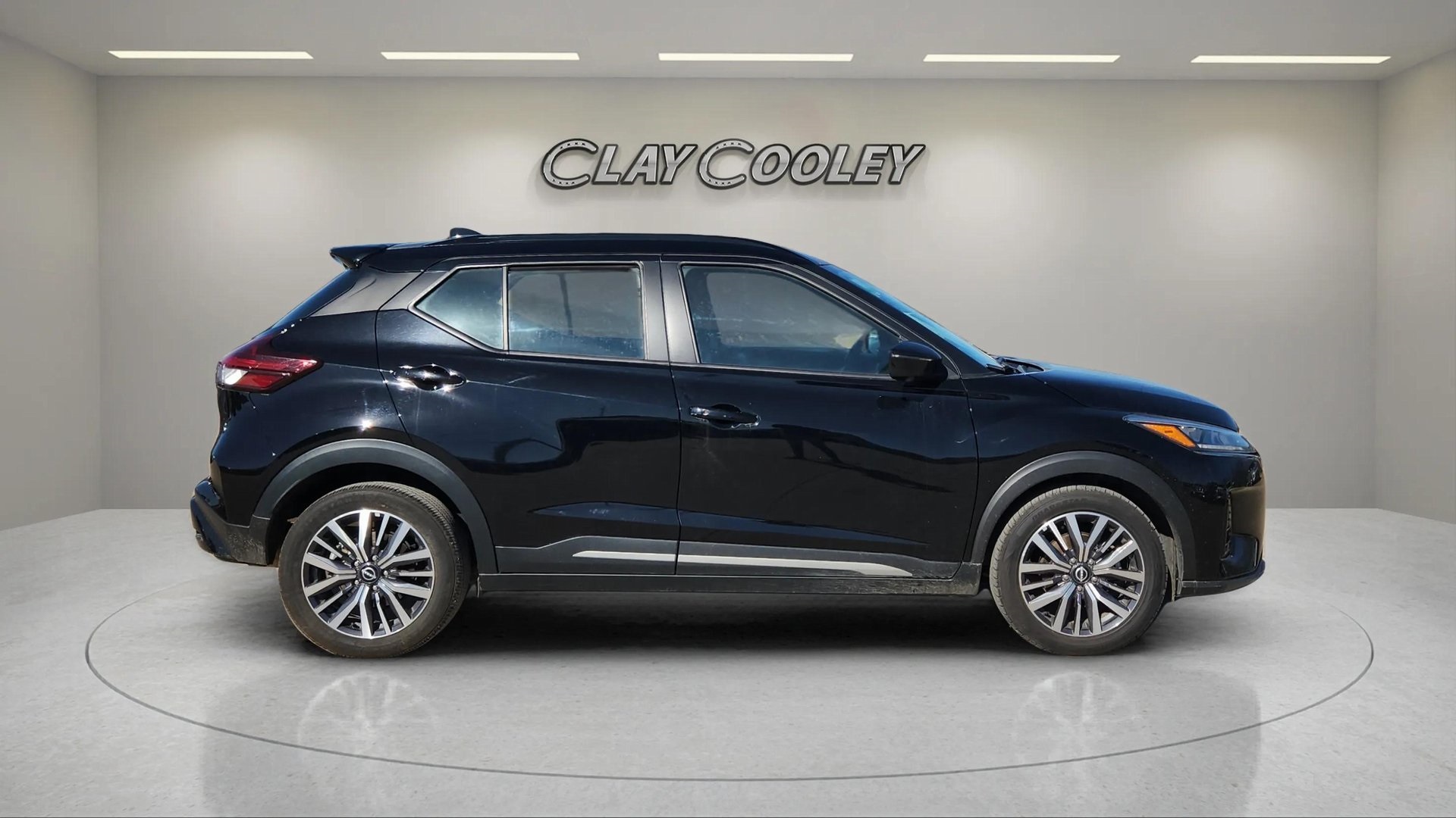 Vehicle image 4 of 28