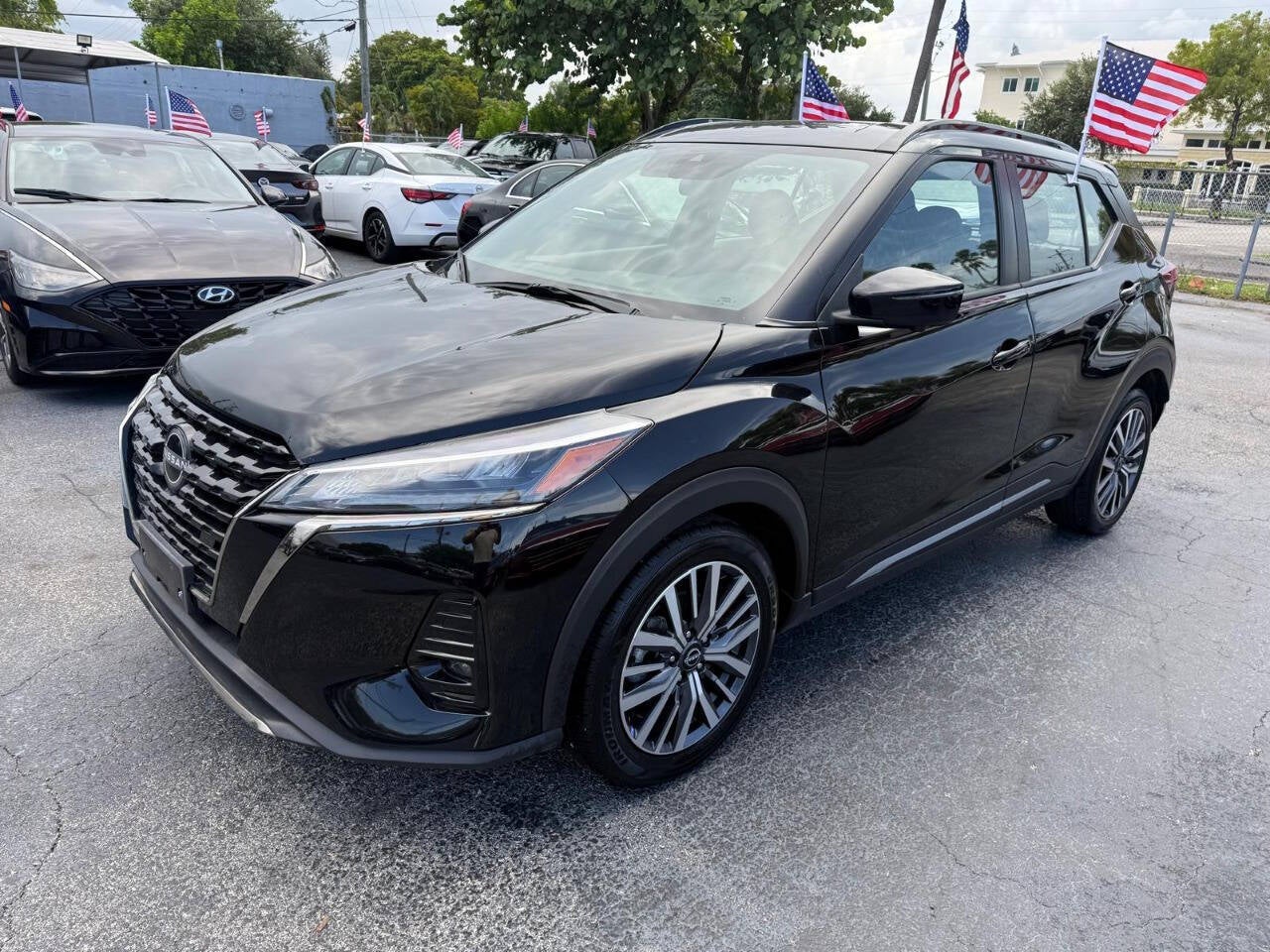 2024 Nissan Kicks SR Image 2 of 56