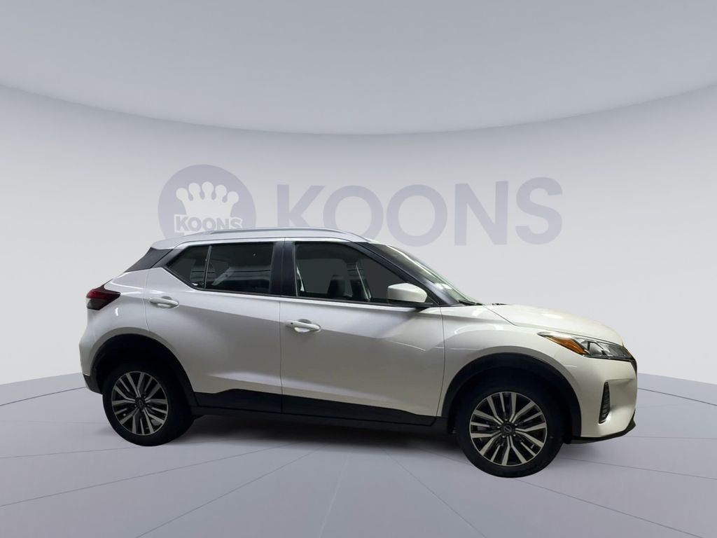2024 Nissan Kicks SV Image 2 of 41