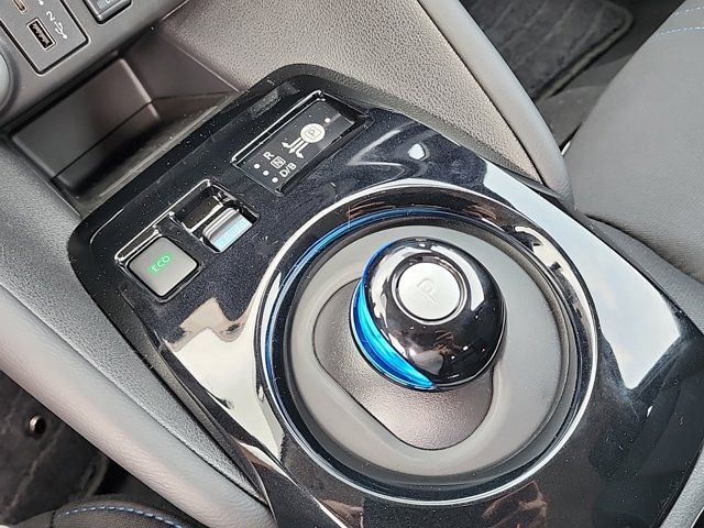 Vehicle image 25 of 34