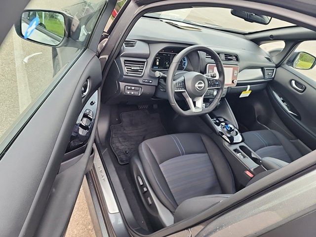 Vehicle image 8 of 34