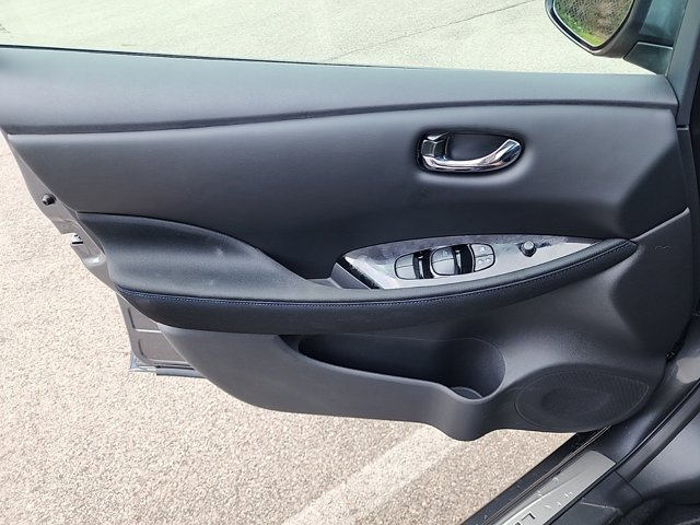 Vehicle image 19 of 34