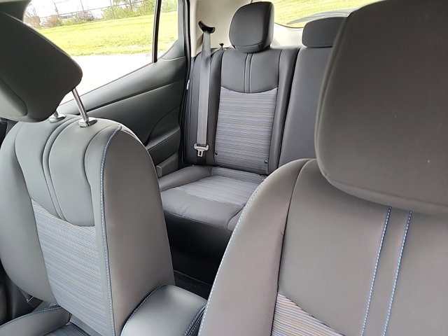 Vehicle image 10 of 34