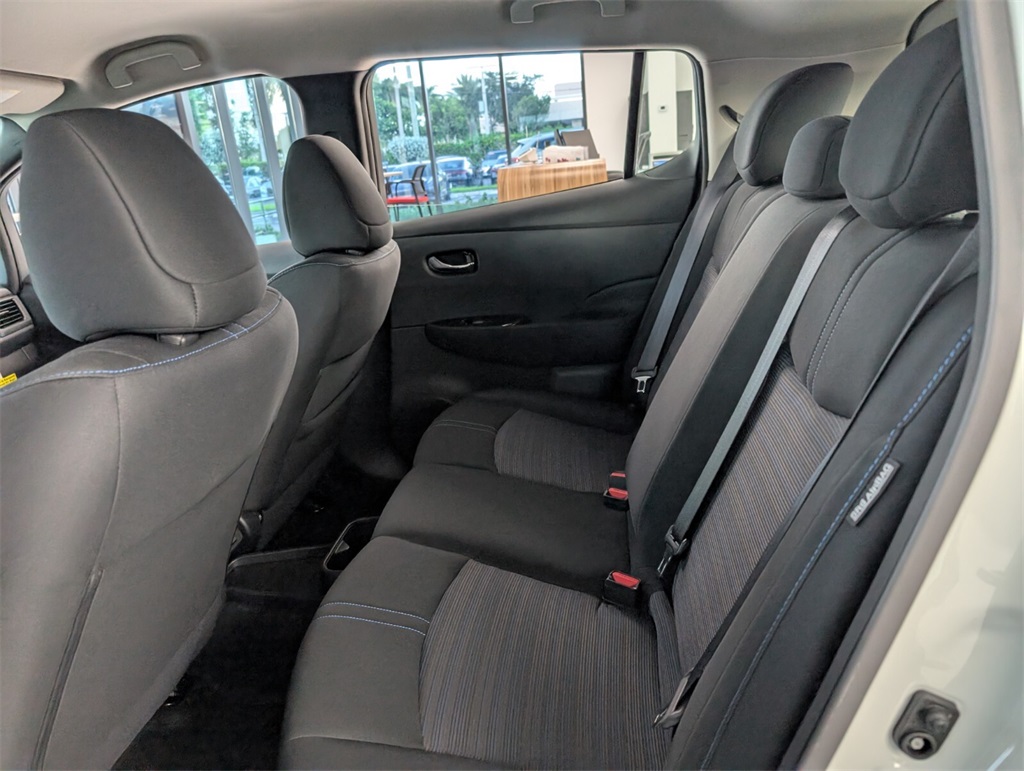 Vehicle image 7 of 13